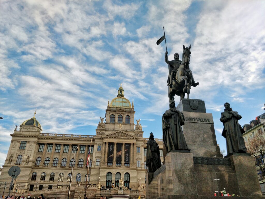 Place Venceslas et musée national, visites guidées en français Prague