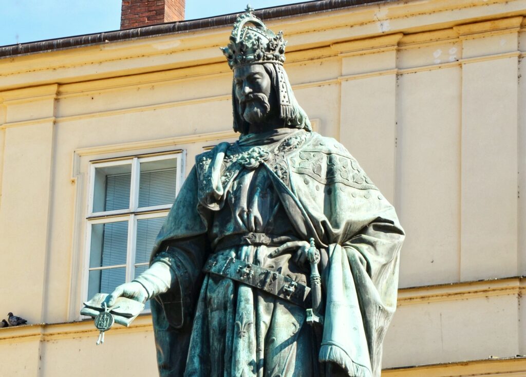 Statue de Charles IV à Prague, près du Pont Charles. Visites guidées en français