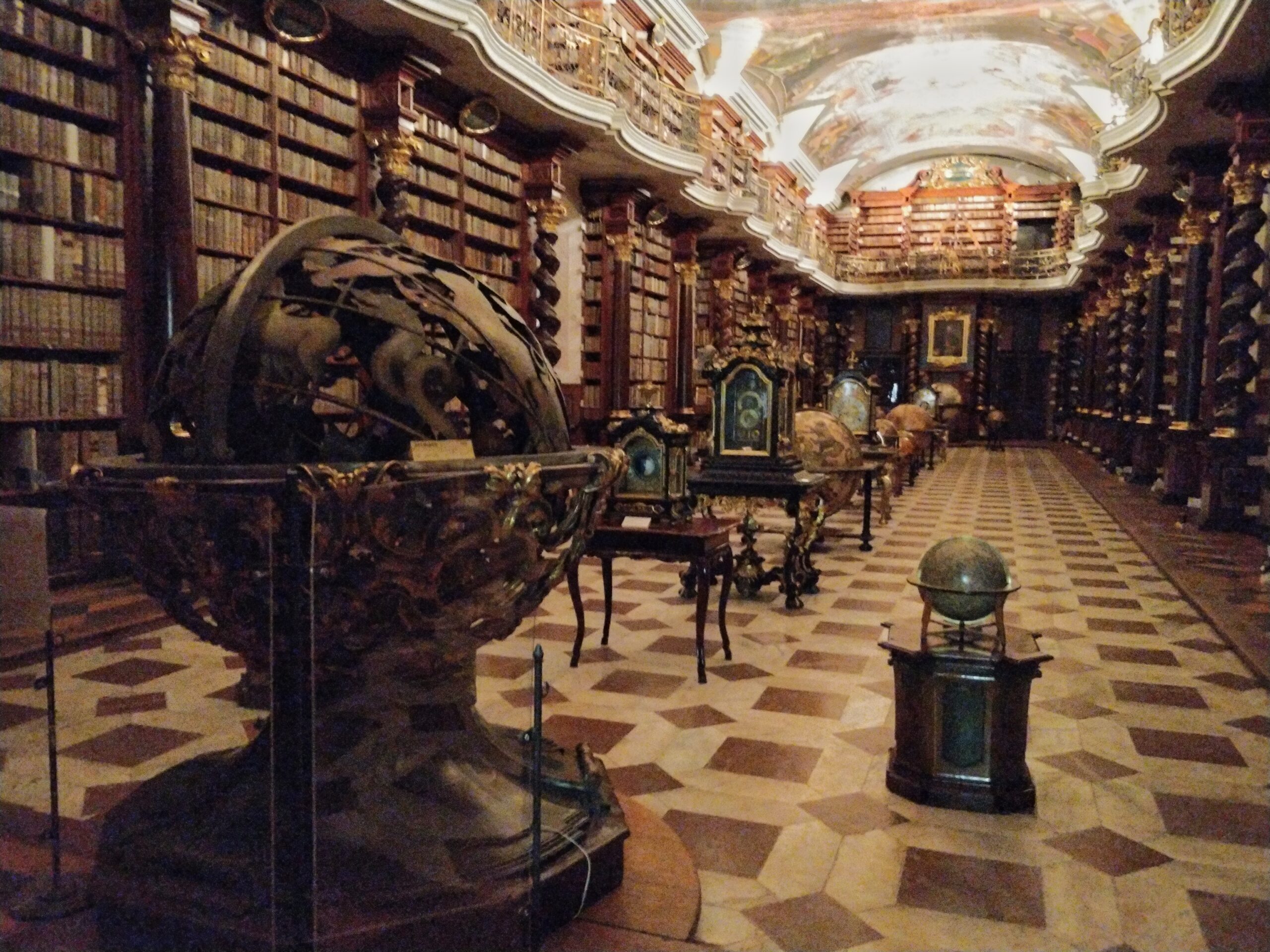 Le Clementinum : une des plus belles bibliothèques du monde, et l’un des plus beaux panoramas du monde. Rien que ça.
