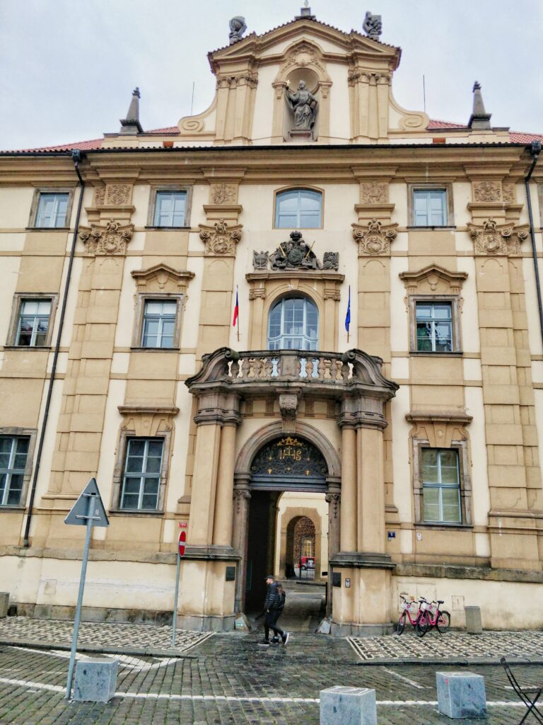 L'entrée monumentale du Clementinum, Un Tour à Prague