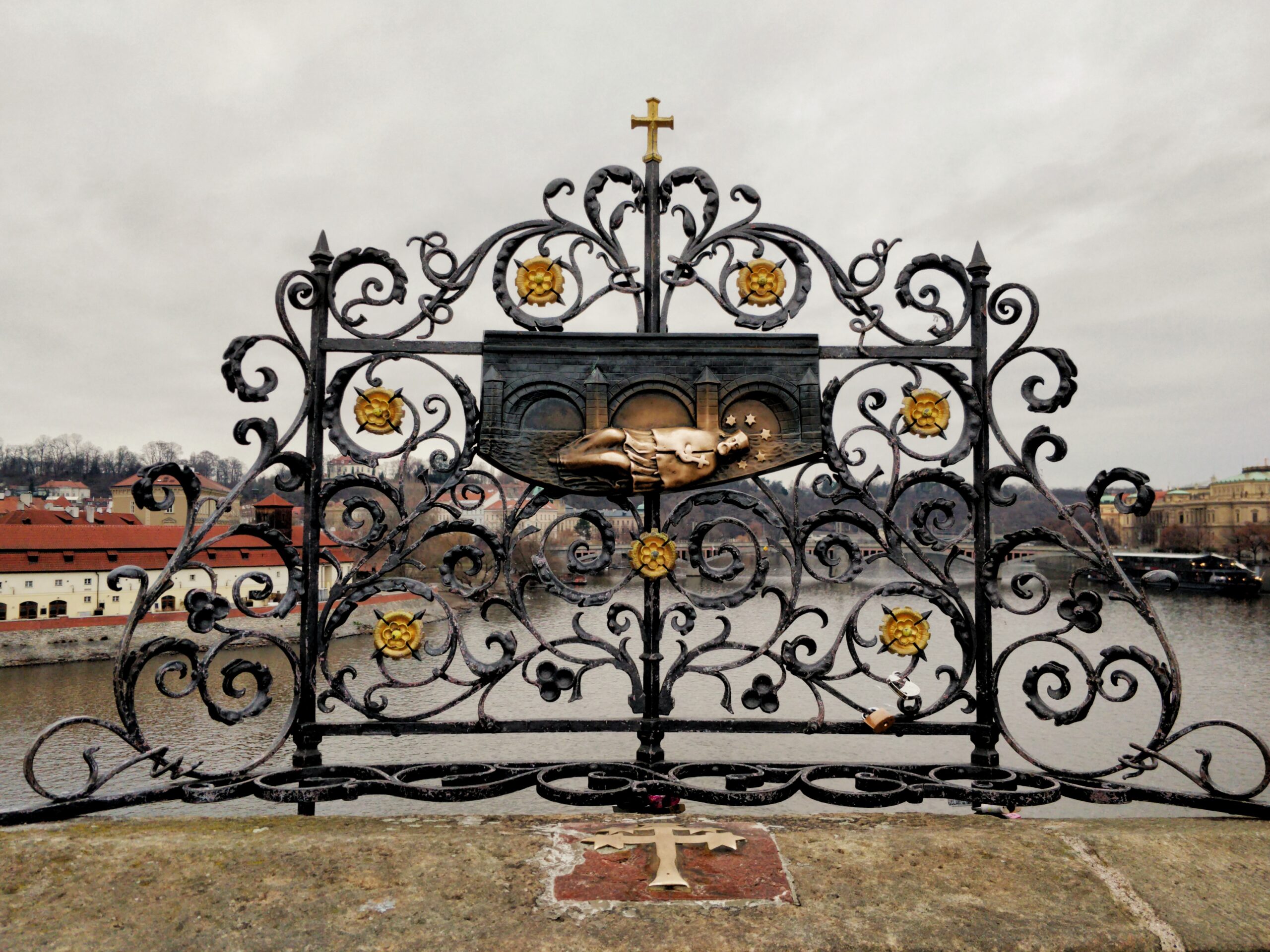 Saint Jean Népomucène, le porte-bonheur du Pont Charles (mais pas que)