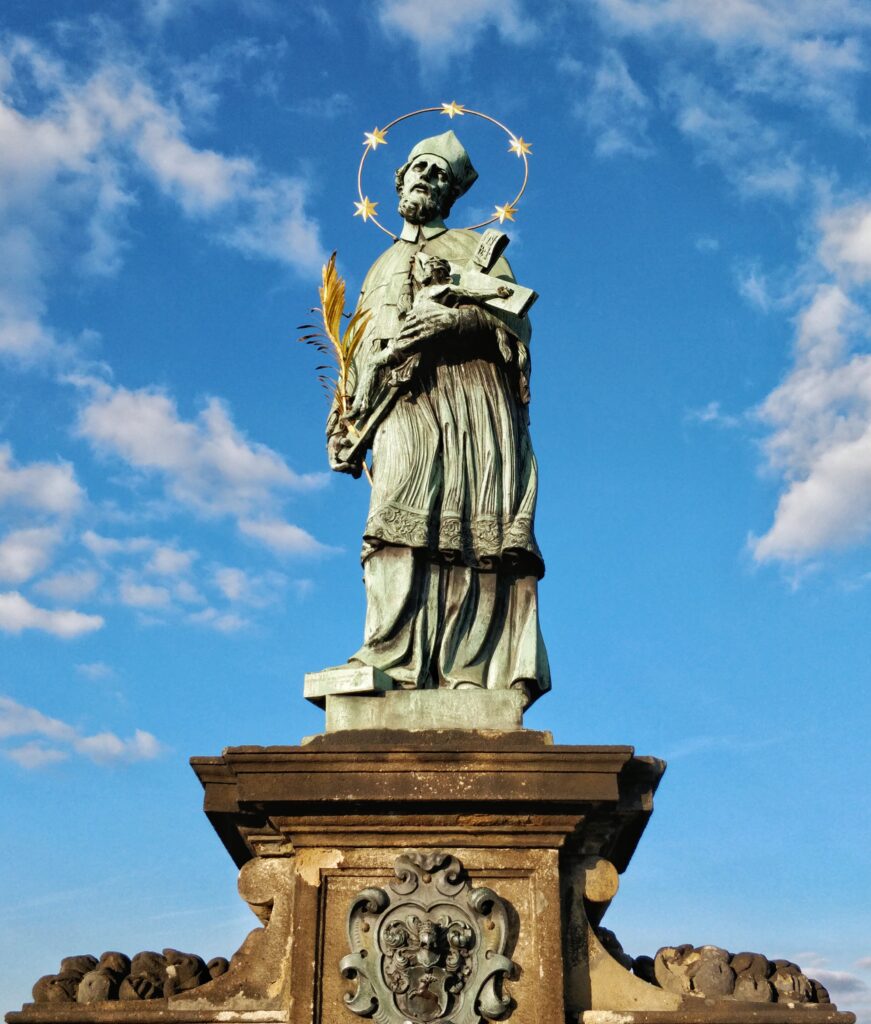 Pont Charles, statue de St Jean Népomucène
