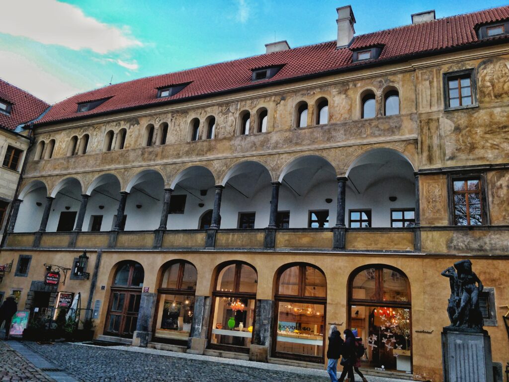 Palais Granovsky, Cour du Tyn, Un Tour à Prague
