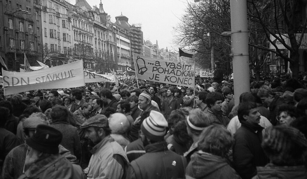 Manifestants contre le régime communiste sur la Place Venceslas de Prague en 1989.