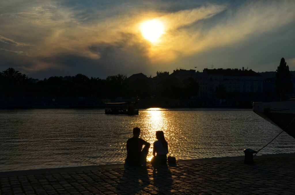 Passer la soirée sur les quais de la Vltava, Prague