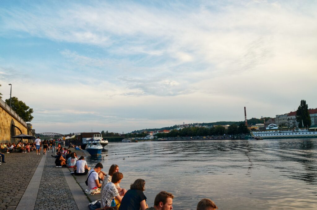 Bars au bord de la Vltava, Naplavka, Prague