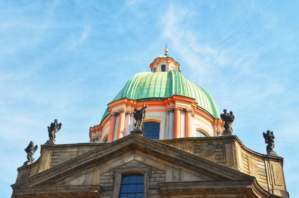 Visiter Prague en 2 jours, église saint François Séraphin, Prague Vieille Ville, Pont Charles, visite guidée