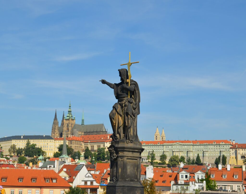 Pont Charles, statue de St Jean-Baptiste et vue sur la cathédrale Prague, visites guidées en français