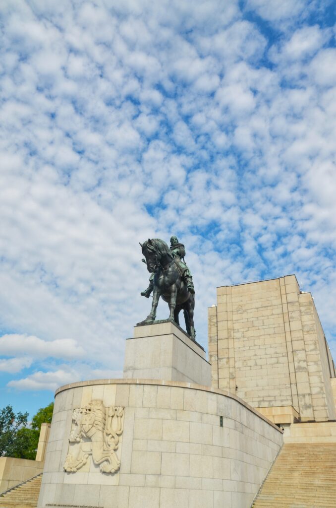 Mémorial de Vitkov, architecture fonctionnaliste, Un Tour à Prague