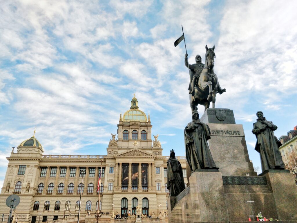 Statue équestre de Saint Venceslas et Musée National, Prague.