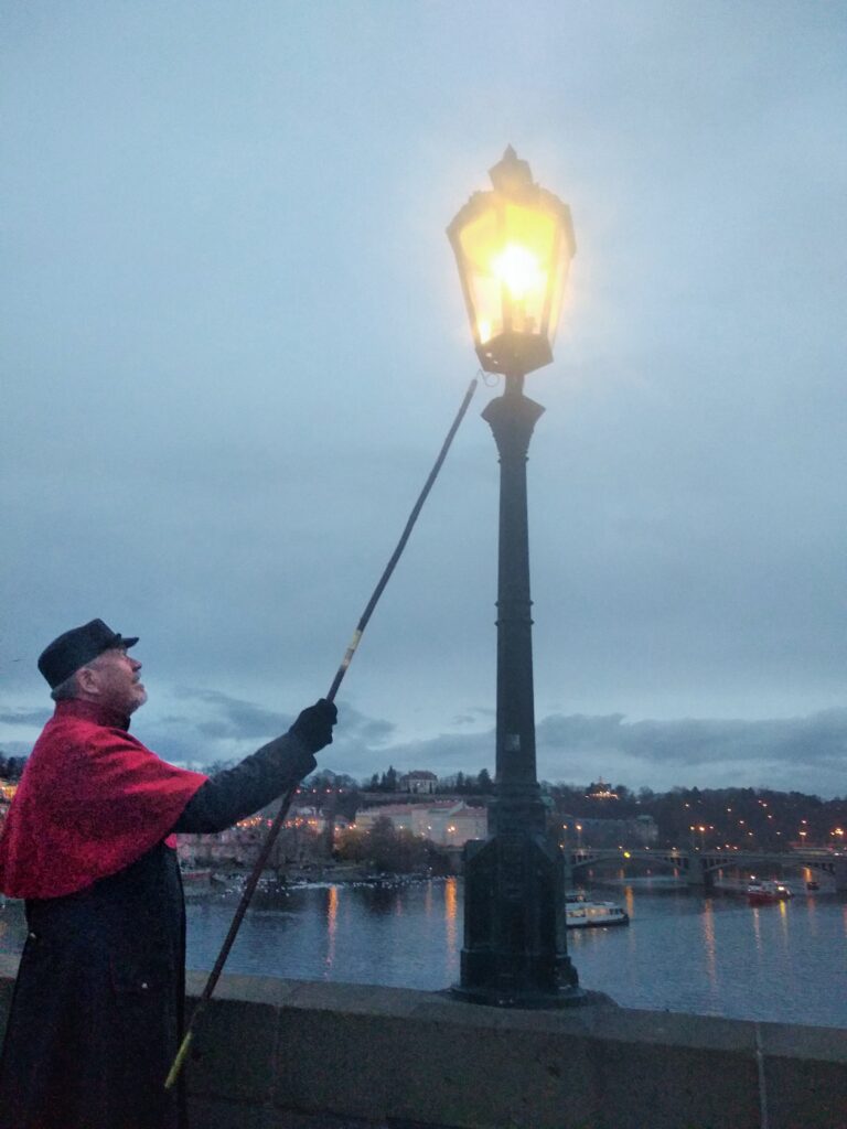 Honza allumeur de réverbères Prague, Pont Charles, Décembre à Prague