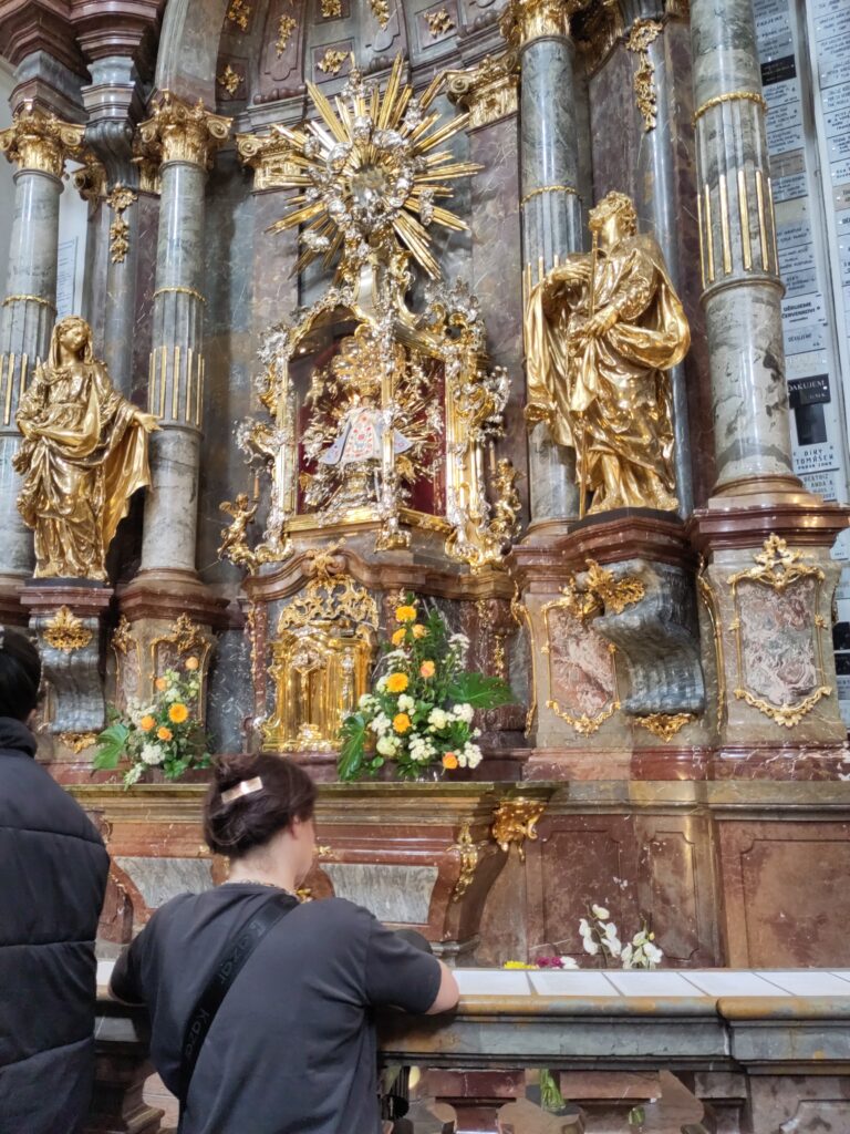 petit jésus de prague miracles