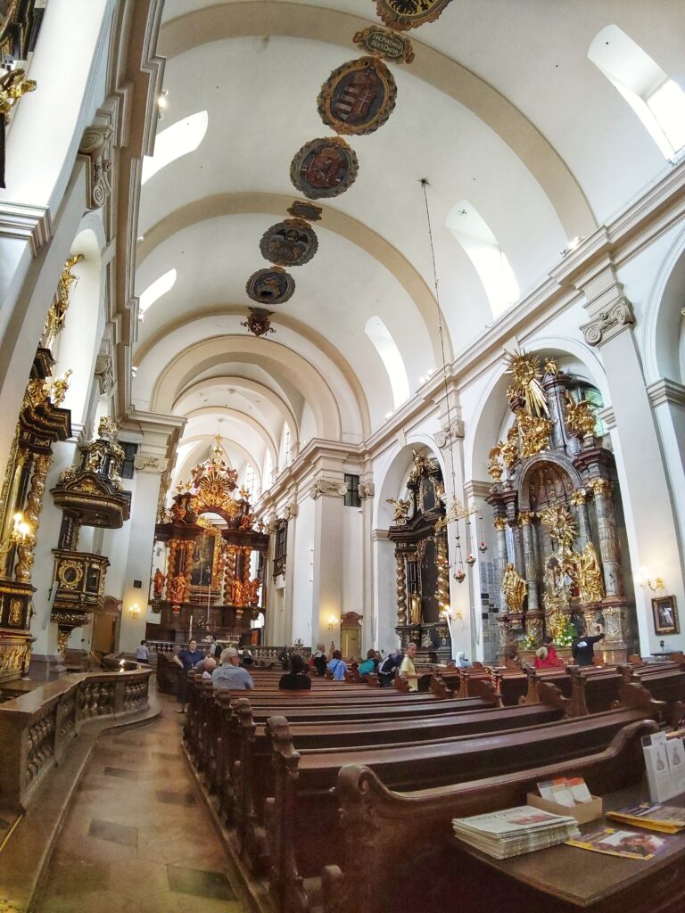 Église Notre-Dame de la Victoire Petit-Jésus de Prague Enfant-Jésus de Prague