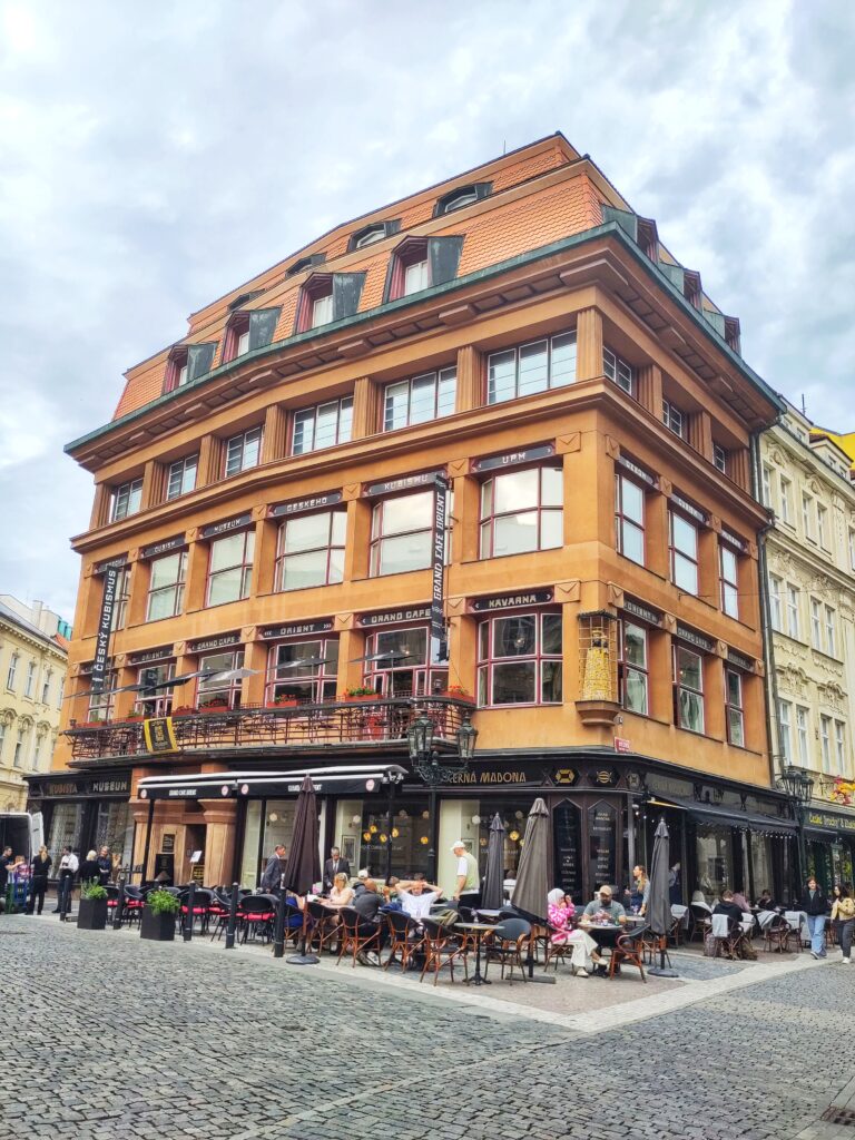 Villa moderniste de Prague -- Maison à la Vierge-Noire