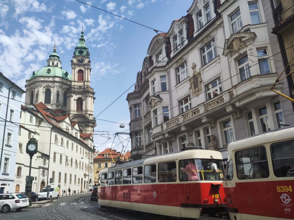 L'église Saint-Nicolas dans le quartier de Mala Strana à Prague