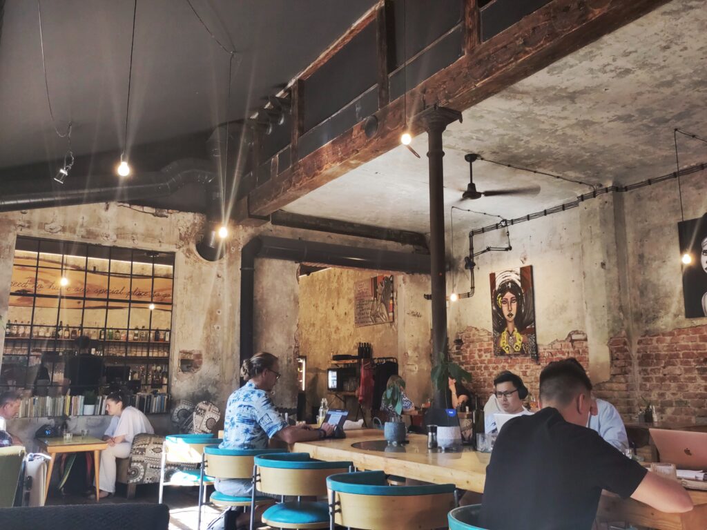 Kavarna co hleda jméno dans le quartier de Smichov à Prague