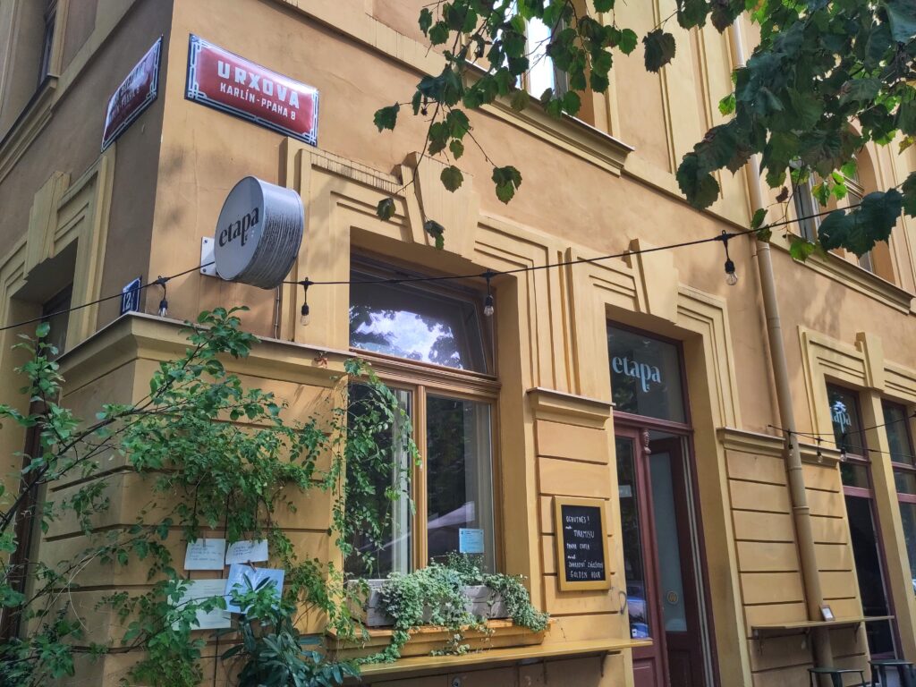 Prendre un café dans le quartier de Karlin à Prague, Etapa