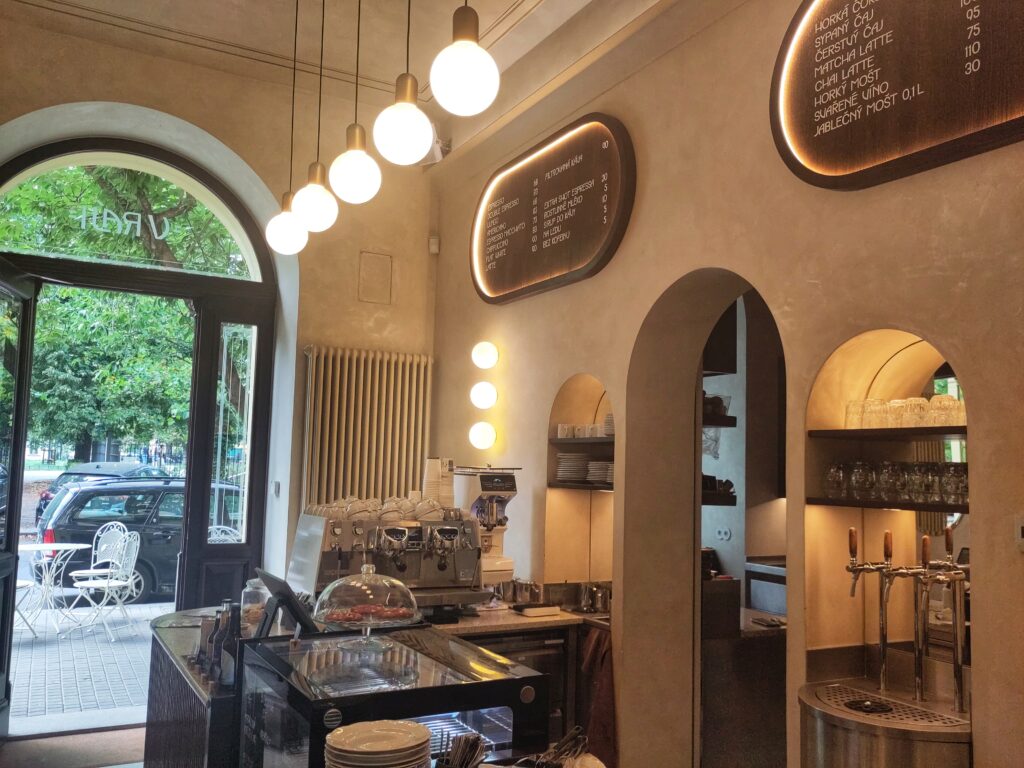 Café v raji dans le quartier de Karlin à Prague