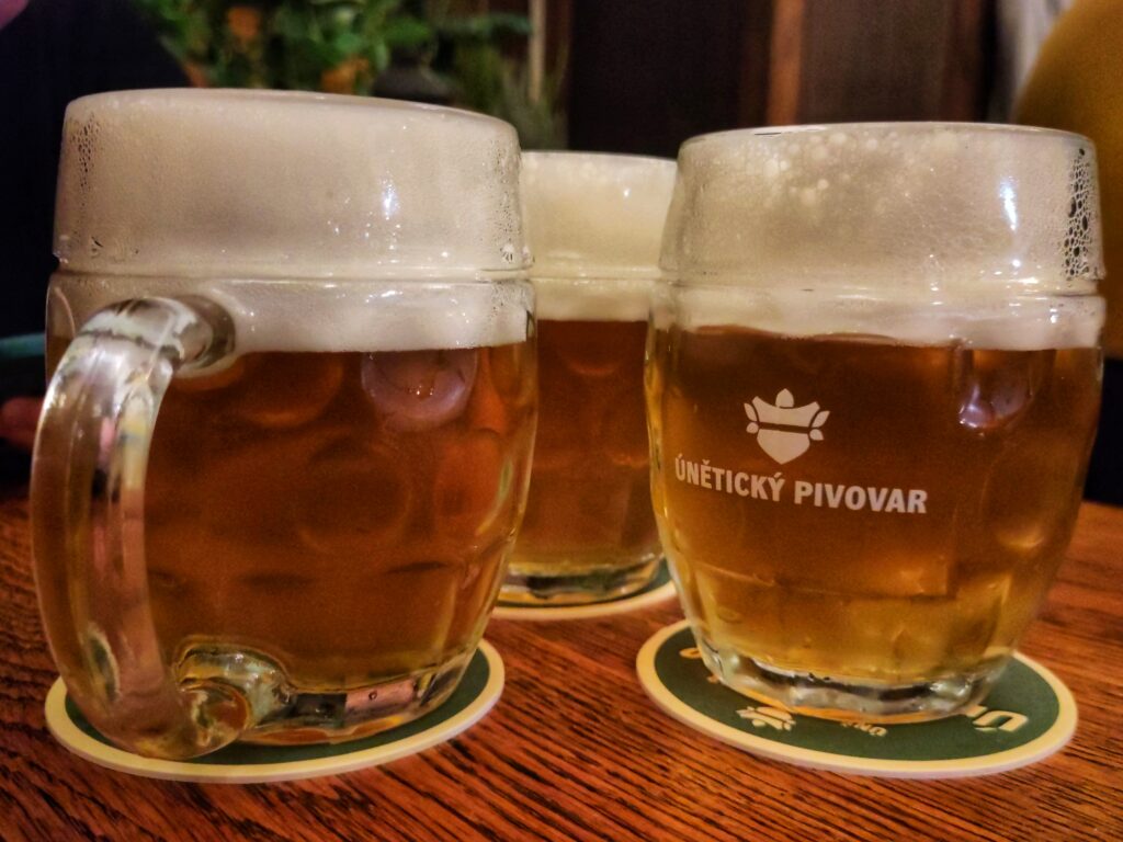 Boire une bière à Prague dans le quartier de Dejvice